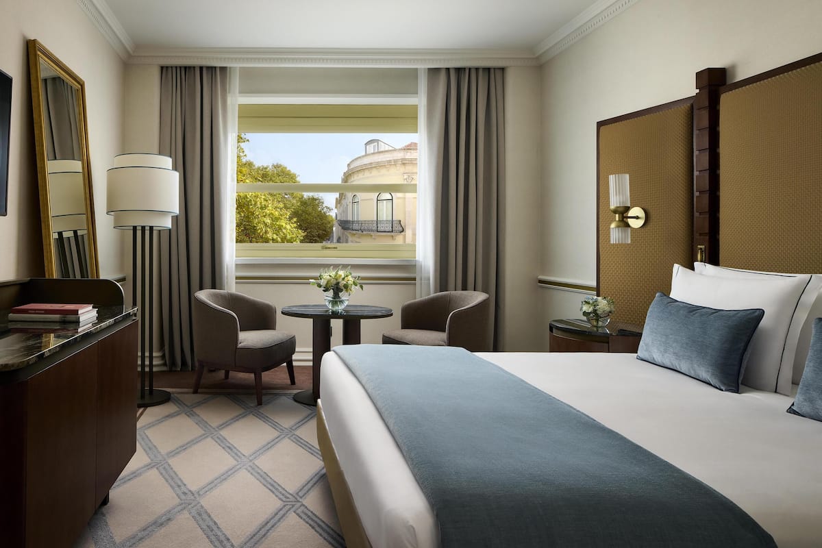 1 bedroom, hypo-allergenic bedding, down duvets, minibar