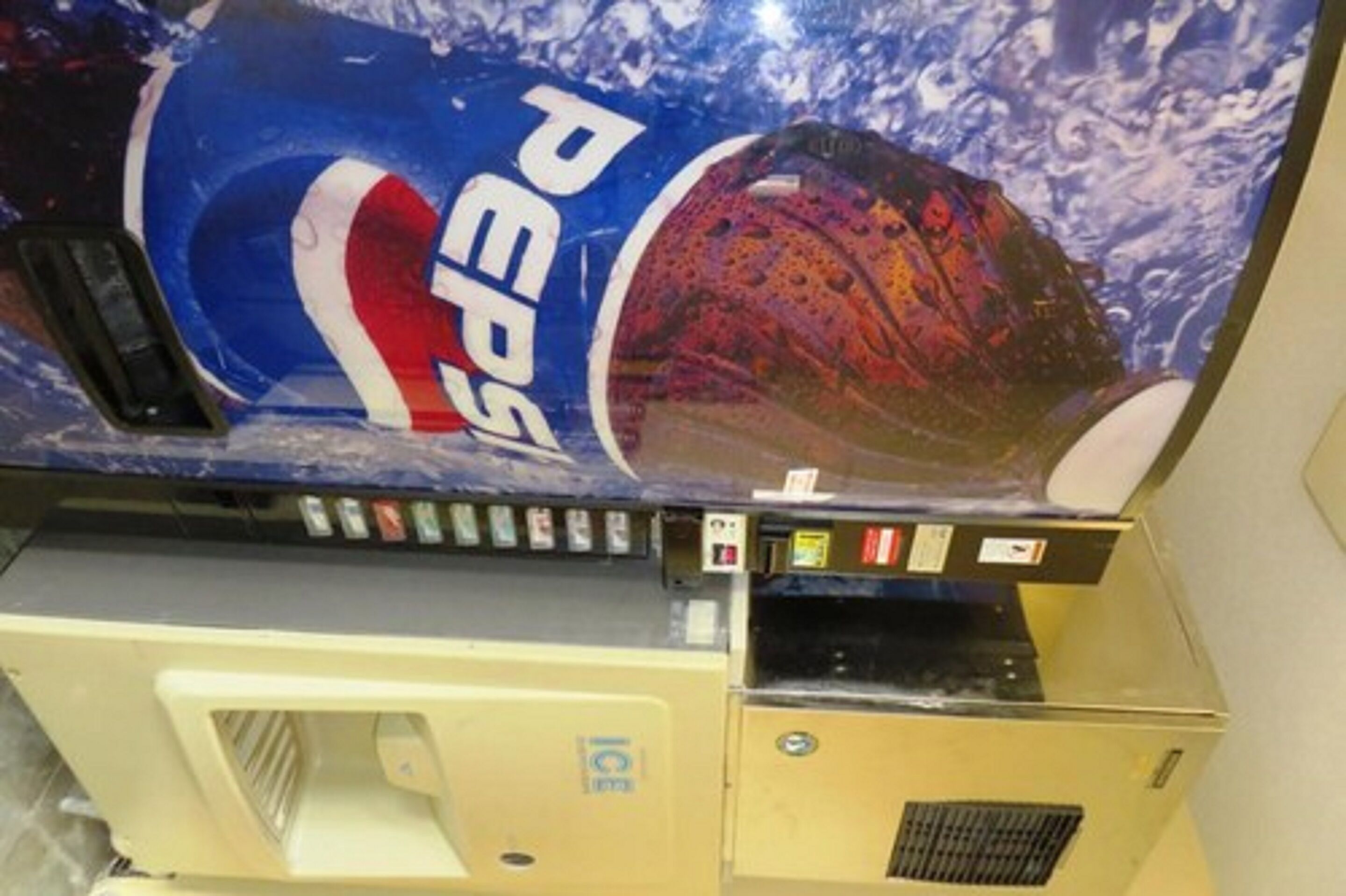 Una máquina expendedora con publicidad de Pepsi.