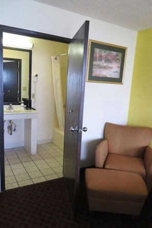 Combined shower/bathtub, free toiletries, hair dryer, towels