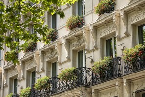 Exterior detail - Hotel Elysees Regencia (Paris)