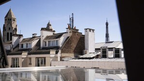 Una hilera de edificios con estilos arquitectónicos diferentes, incluyendo una torre y una estructura moderna de techo plano.