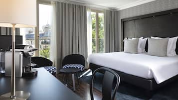 Seprai premium, bantalan ekstra lembut, minibar, dan brankas