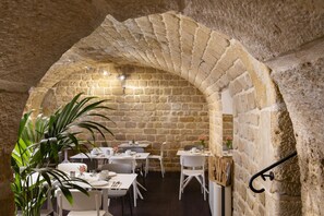 Petit déjeuner buffet (22 EUR par personne)