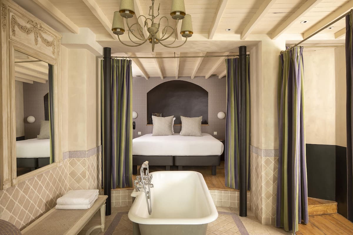 Suite | Premium bedding, pillowtop beds, minibar, in-room safe