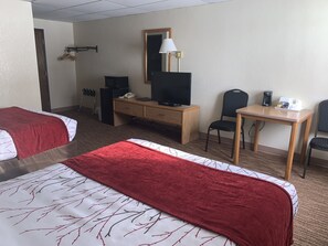 Premium bedding, desk, laptop workspace, blackout curtains - Northern Lights Inn Rugby (Rugby)