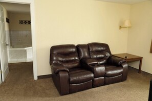 Standard Room, 1 Queen Bed, Non Smoking | Premium bedding, desk, laptop workspace, blackout curtains - Northern Lights Inn Rugby (Rugby)