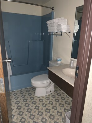 Standard Room, 2 Queen Beds, Non Smoking | Bathroom - Northern Lights Inn Rugby (Rugby)