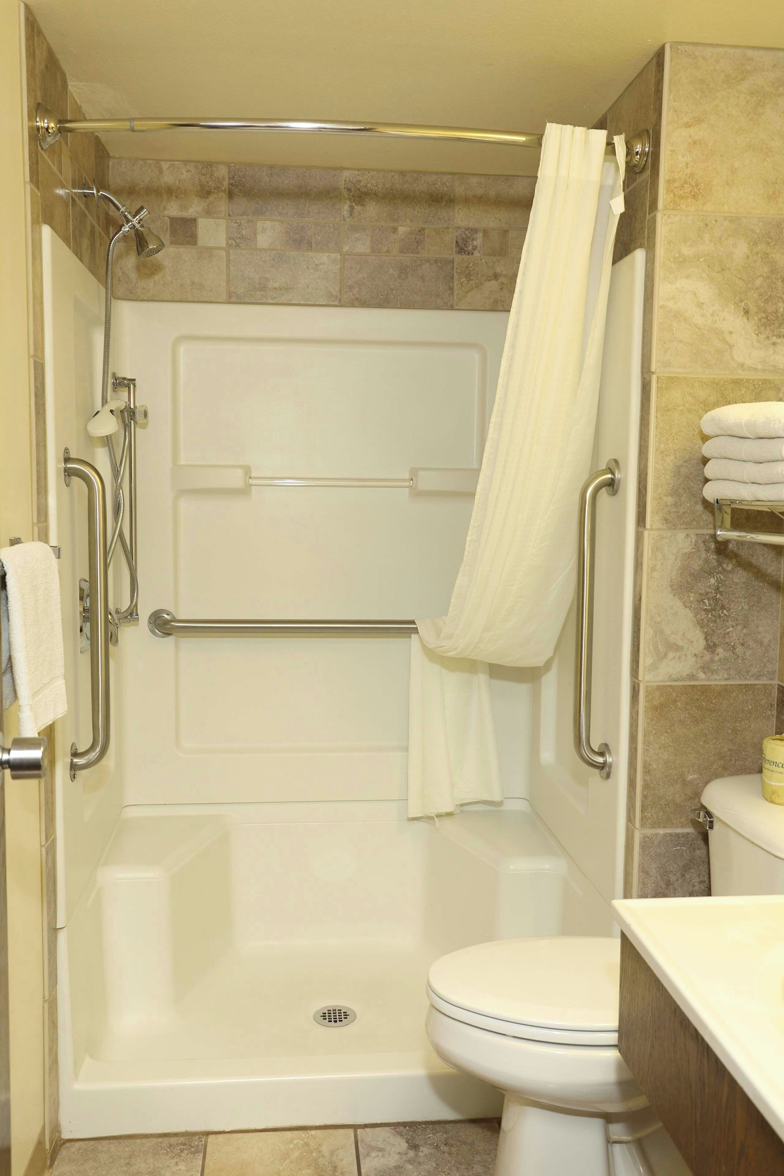 Combined shower/tub, free toiletries, hair dryer, towels