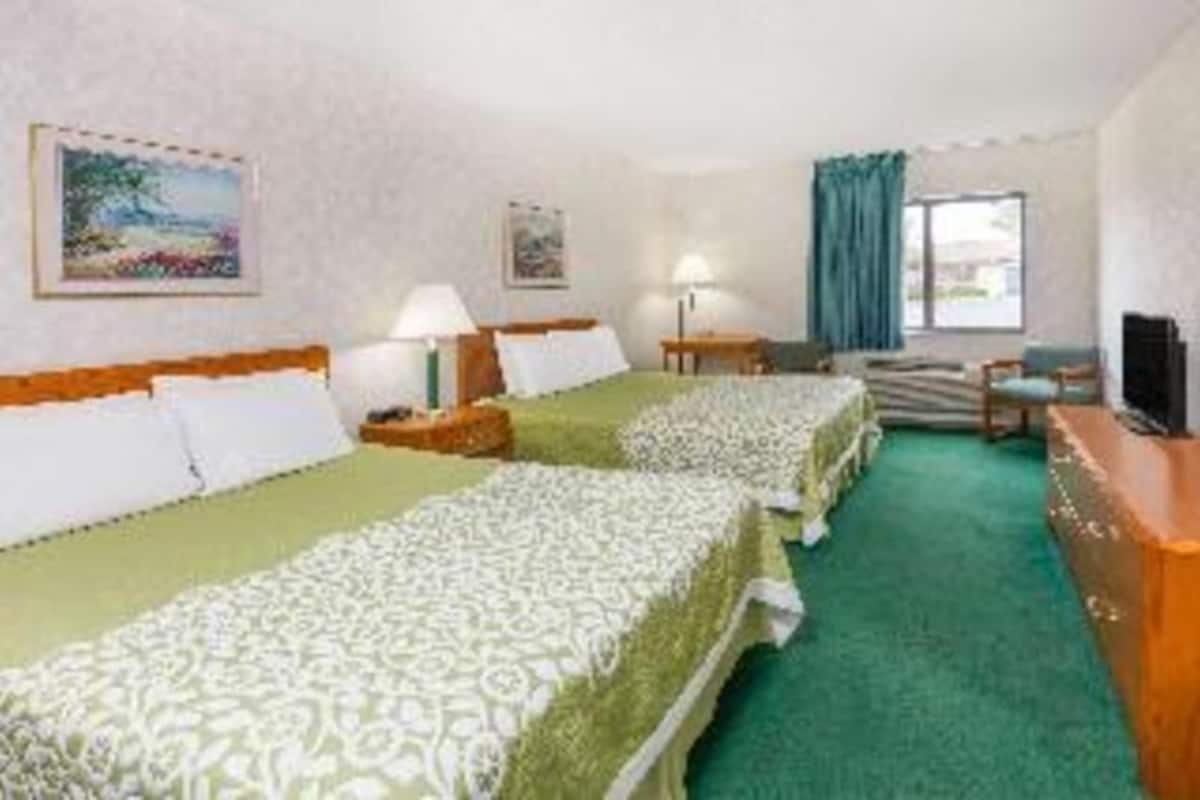 Desk, laptop workspace, iron/ironing board, free WiFi