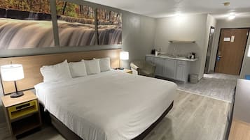 Standard Room, 1 King Bed | Bathroom | Combined shower/bathtub, free toiletries, hair dryer, towels