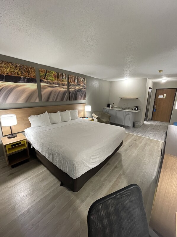 Standard Room, 1 King Bed | Bathroom | Combined shower/tub, free toiletries, hair dryer, towels