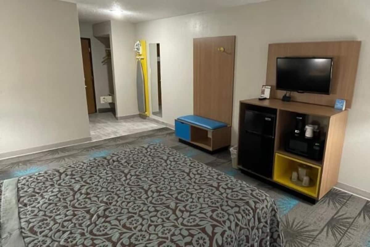 Desk, laptop workspace, iron/ironing board, free WiFi