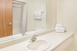Combined shower/tub, free toiletries, hair dryer, towels
