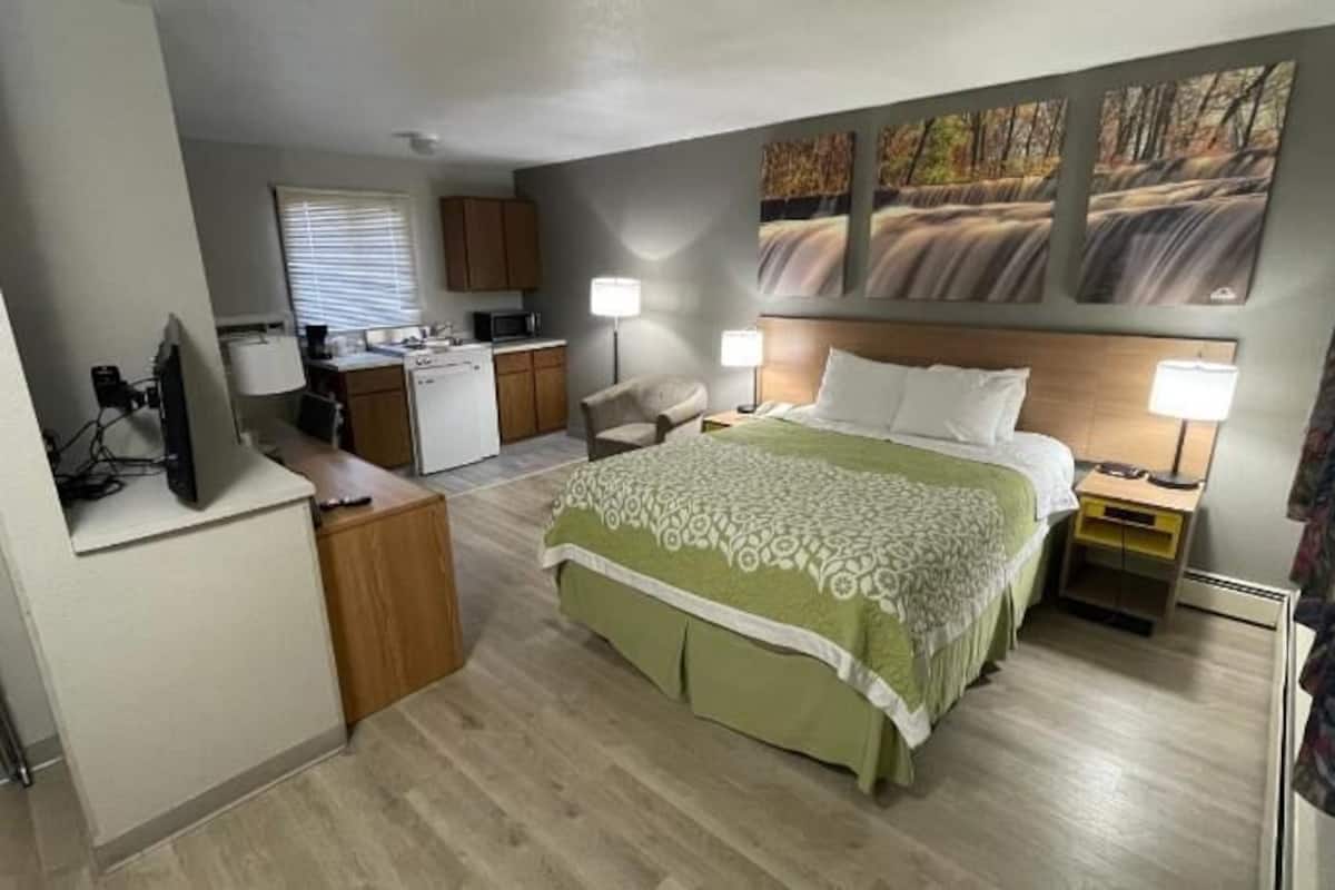 Desk, laptop workspace, iron/ironing board, free WiFi
