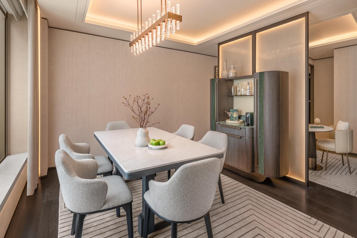 Signature-Suite, 1 King-Bett | Wohnbereich | 42-Zoll-Flachbildfernseher mit Kabelempfang, Fernseher