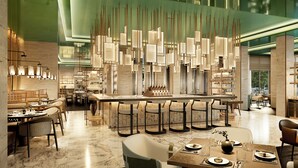 Ein modernes Restaurant mit Barbereich, Marmorböden und zeitgemäßen Leuchten.