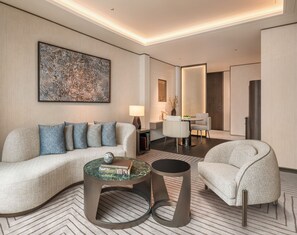 Suite Deluxe, 1 cama de matrimonio grande (Urban) | Zona de estar | Televisión de pantalla plana de 42 pulgadas con canales por cable