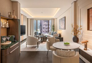 Suite Deluxe, 1 cama de matrimonio grande (Urban) | Zona de estar | Televisión de pantalla plana de 42 pulgadas con canales por cable