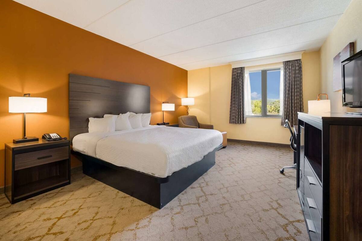 Pillowtop beds, desk, laptop workspace, blackout drapes