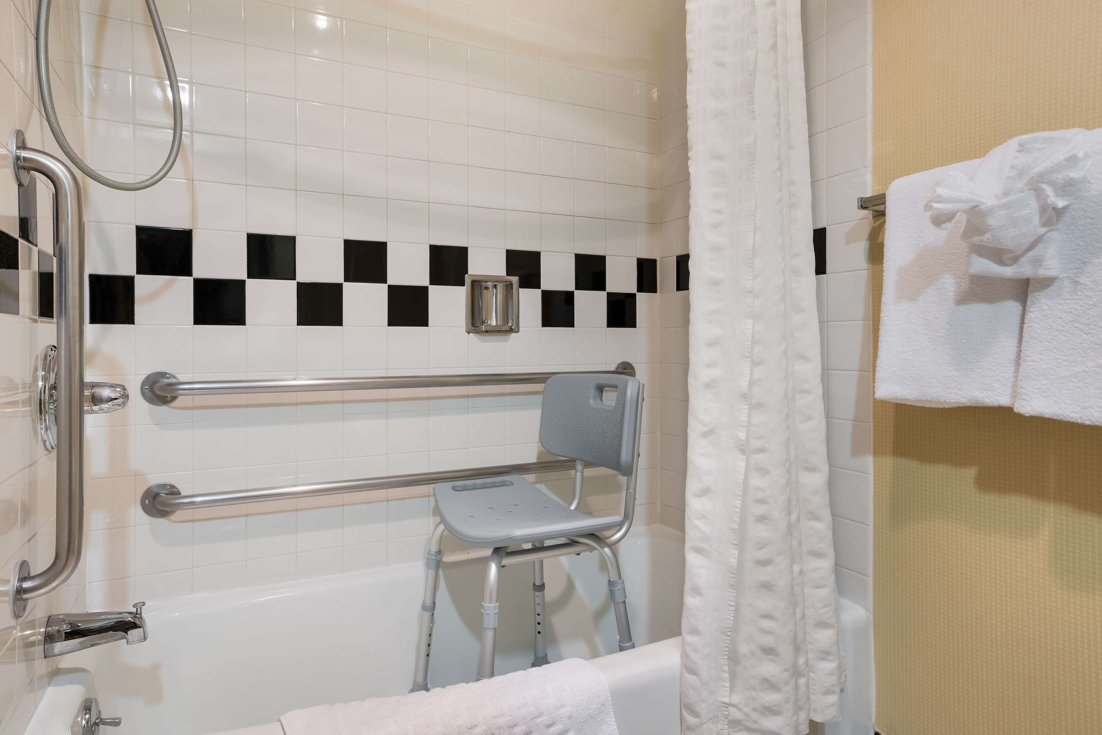 standard room, 1 king bed, accessible, bathtub | bathroom | shower, free toiletries, hair dryer, towels