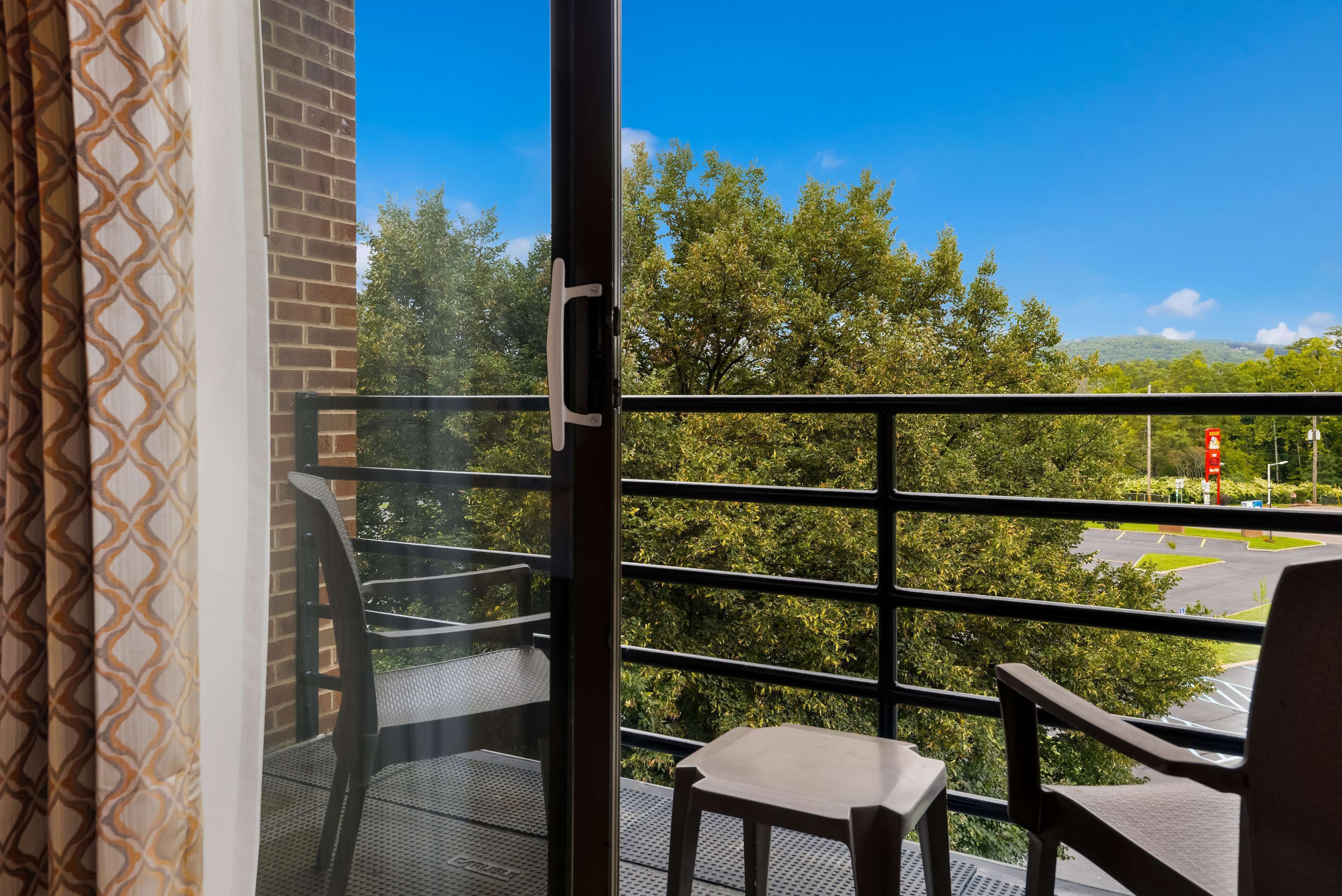 standard room, 1 king bed, non smoking, balcony (balcony) | room amenity