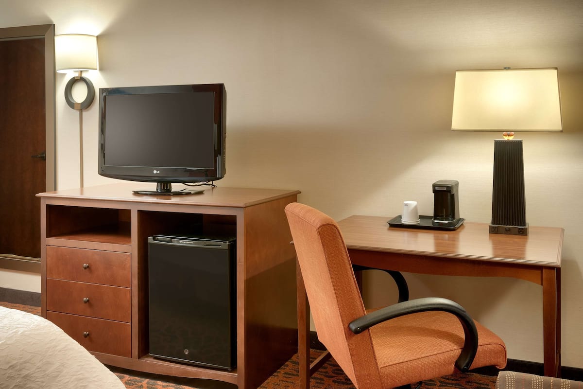 Room, 1 King Bed, Accessible, Non Smoking | Hypo-allergenic bedding, in-room safe, desk, laptop workspace