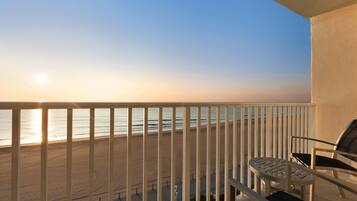 Seprai antialergi, brankas, meja kerja, dan ruang kerja ramah laptop