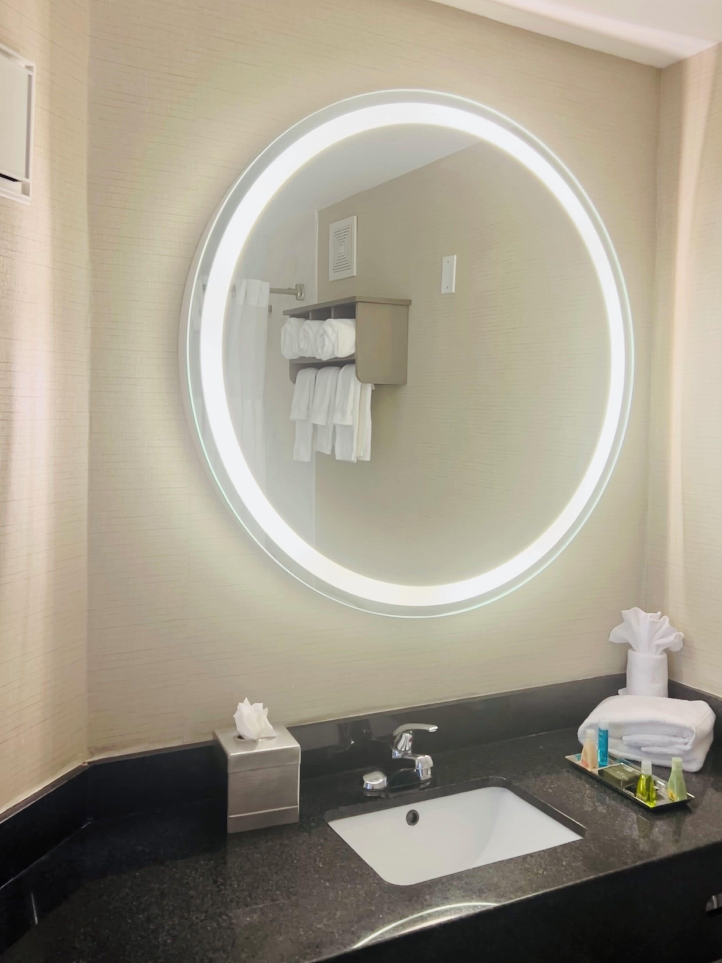 防过敏的被褥、客房内保险箱、办公桌、笔记本电脑工作区