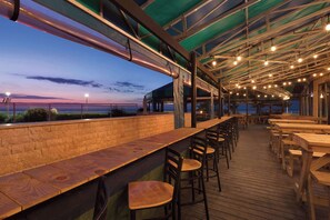 Serveert lunch en diner, strandzicht 