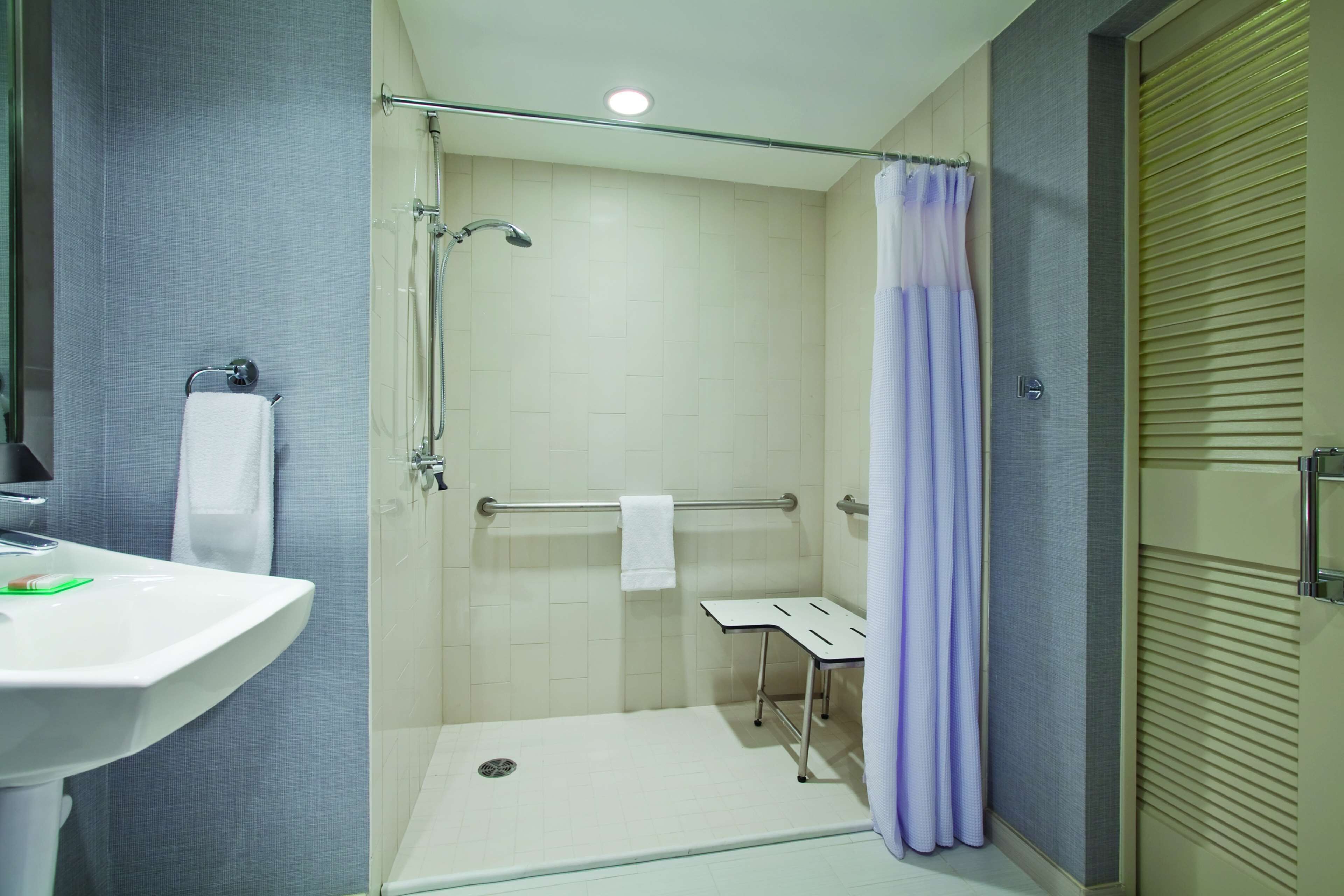 Ein modernes Badezimmer mit Dusche, Waschbecken und Toilette.