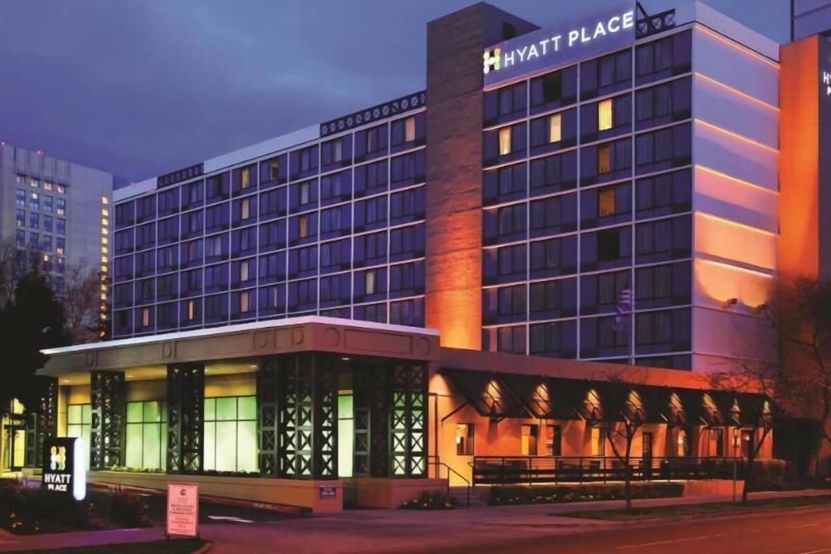 Ett hotell med flera våningar, ett stort och väl synligt skylt med texten ”Hyatt Place”, stora fönster och en ingång som är skyddad av ett tak.