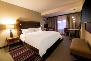 Dundyner, senger med overmadrass, minibar og safe på rommet