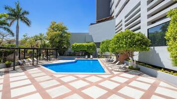 Ulkouima-allas, aurinkovarjoja, aurinkotuoleja