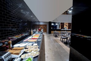 Se ofrece un desayuno bufé todos los días (por un coste adicional)
