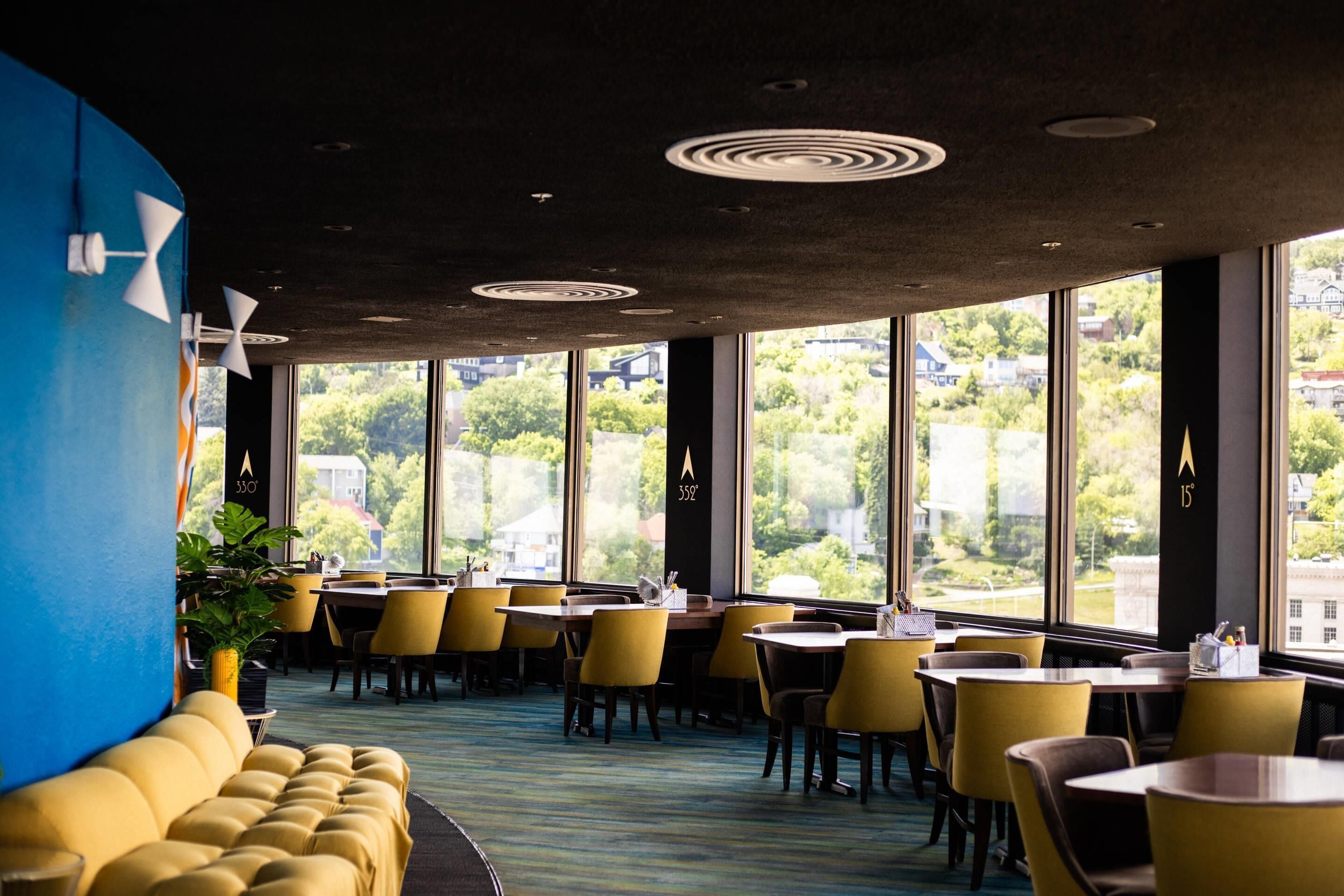 Serveert ontbijt, lunch, diner, Amerikaanse gerechten 