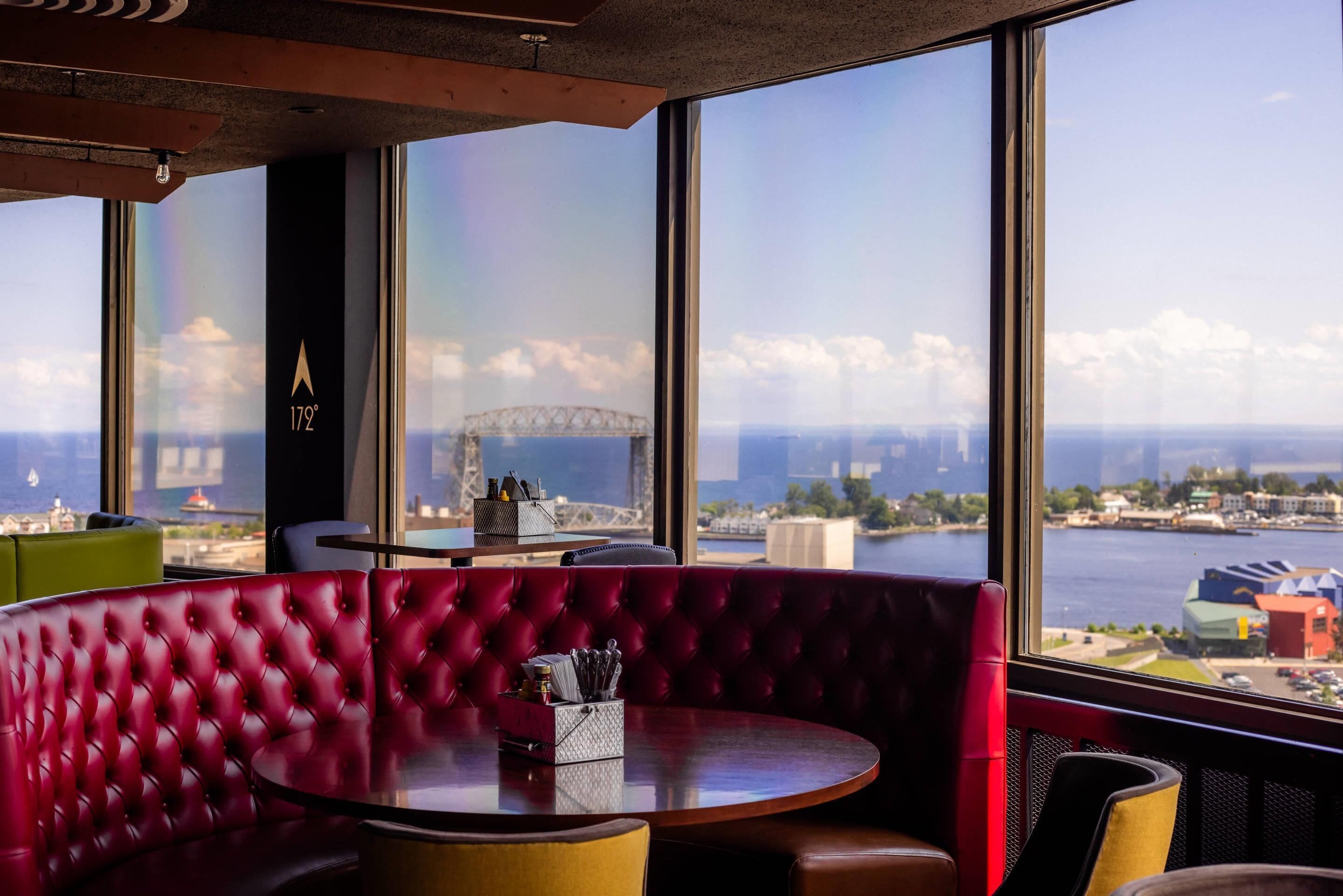 Café da manhã, almoço e jantar; culinária americana 