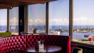 Sarapan, makan tengah hari, makan malam dihidangkan; masakan Amerika