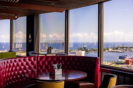 Se sirven desayunos, almuerzos y cenas; cocina americana