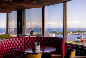 供应早餐、午餐和晚餐，美洲菜