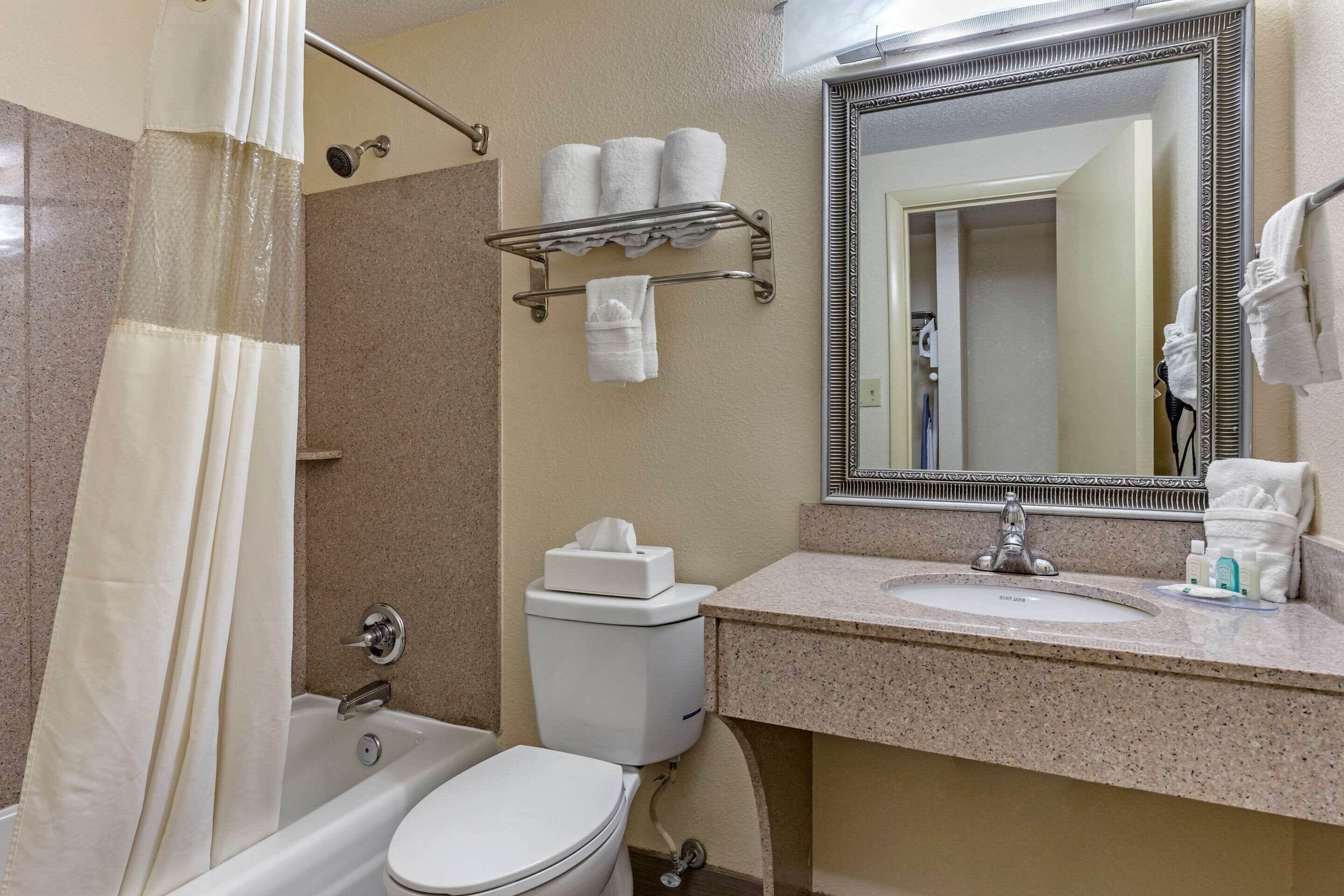 room, 2 double beds, non smoking (pet friendly) | bathroom | combined shower/bathtub, free toiletries, hair dryer, towels