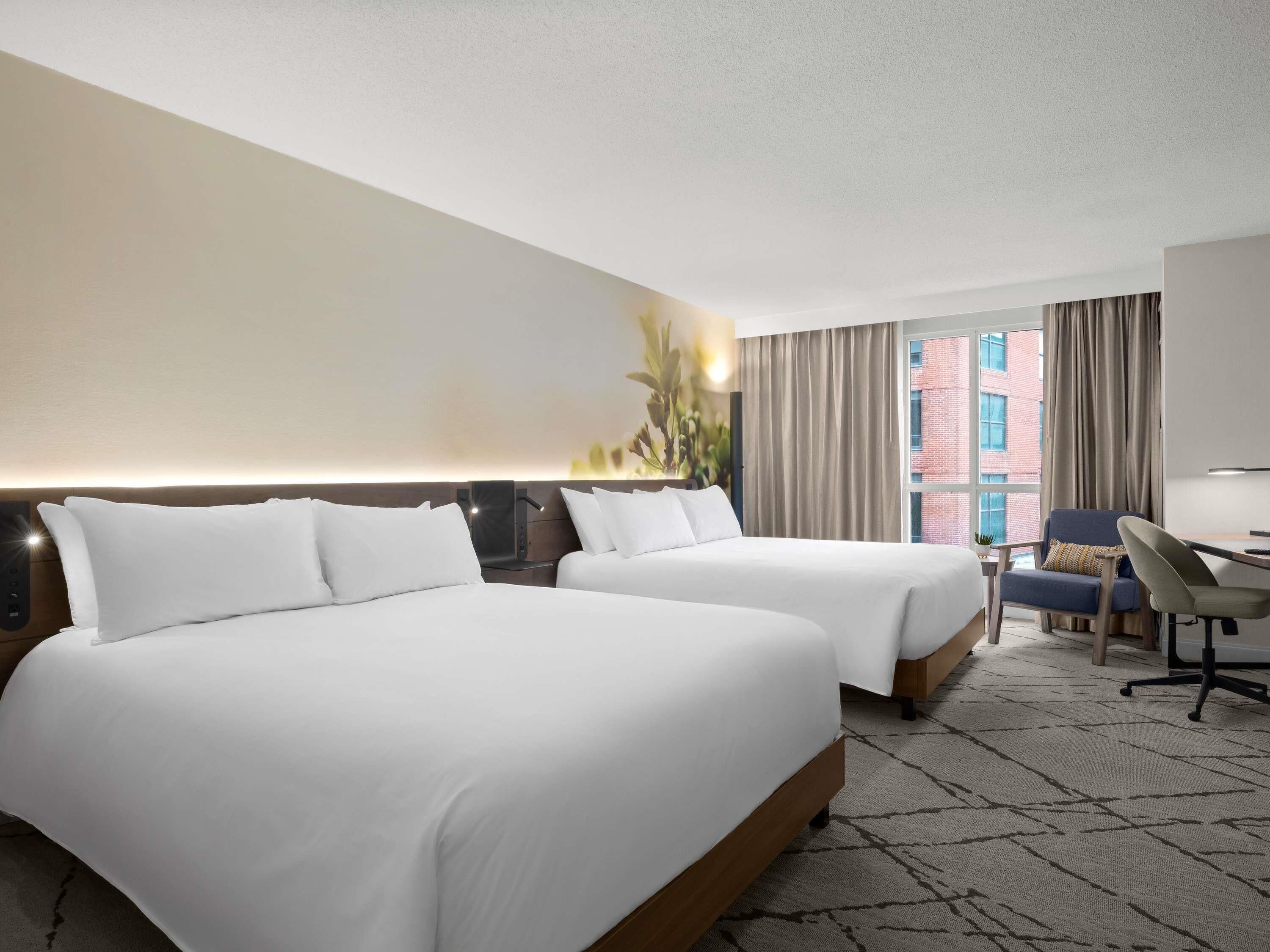 1 غرفة نوم وأغطية فراش متميزة وخزنة داخل الغرفة ومكتب