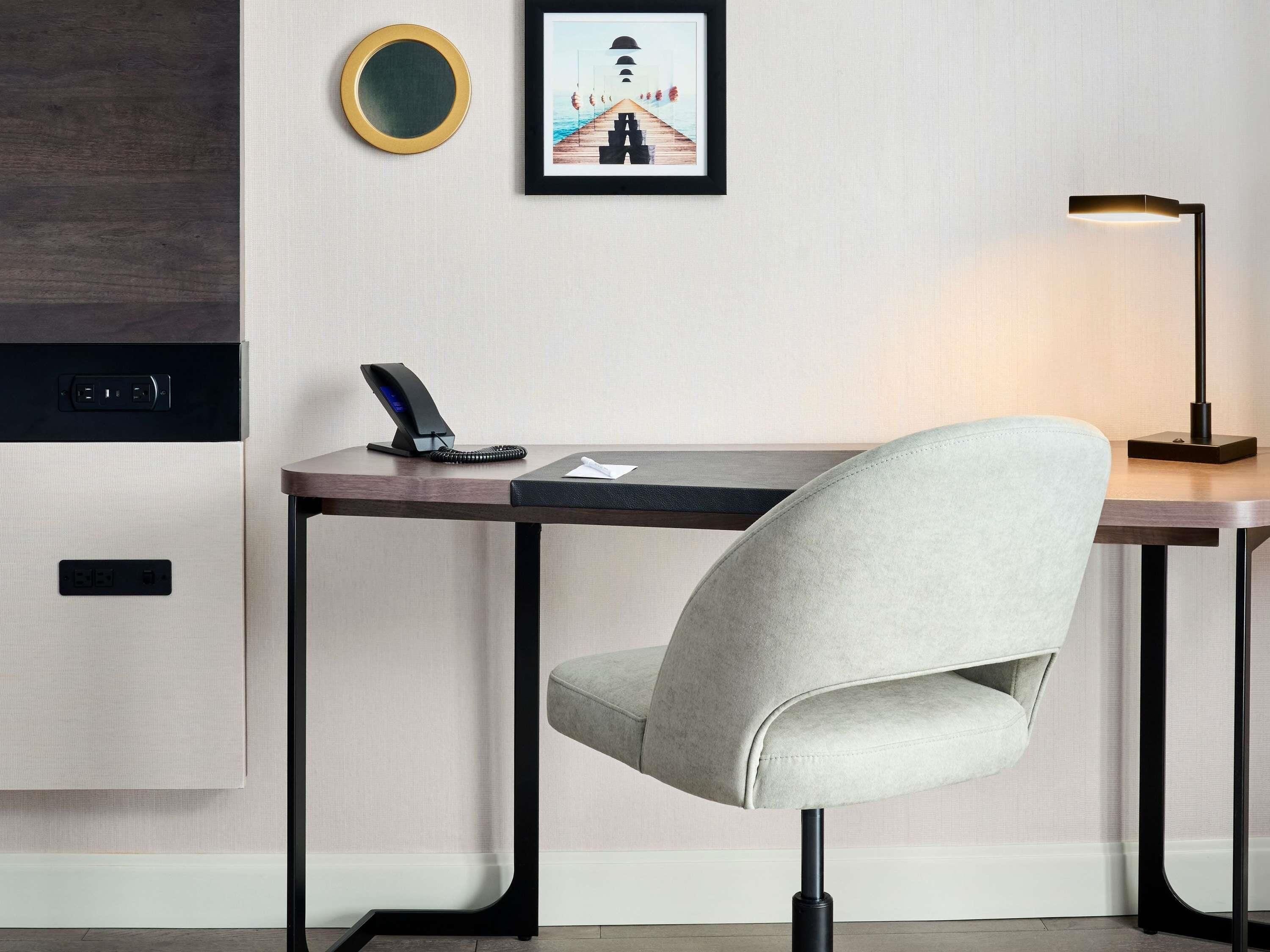 1 غرفة نوم وأغطية فراش متميزة وخزنة داخل الغرفة ومكتب