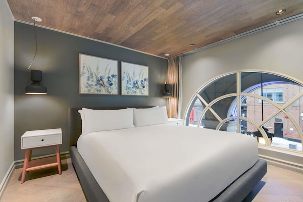 Junior Suite, 1 King Bed | 1 bedroom, premium bedding, in-room safe, desk