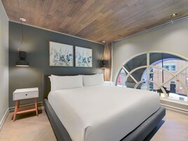 小型套房, 1 张特大床 | 1 多间卧室、高档床上用品、客房内保险箱、办公桌