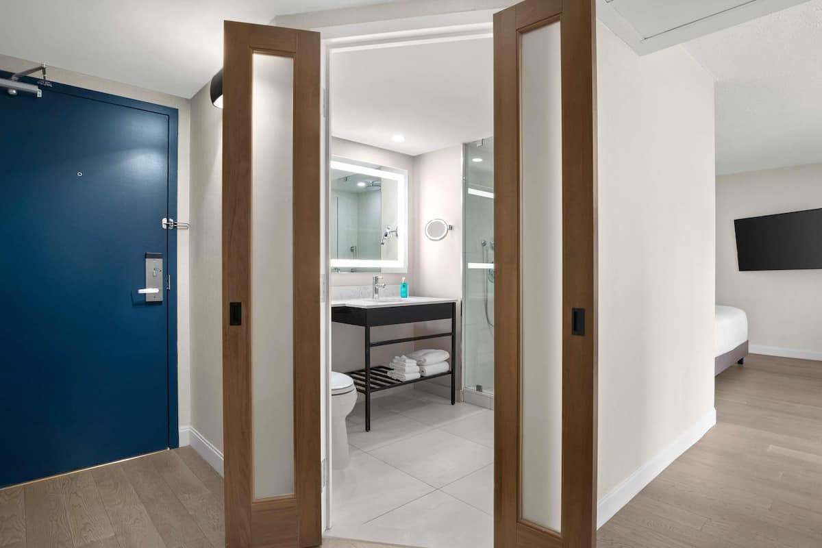Un baño moderno con ducha, inodoro y lavabo.