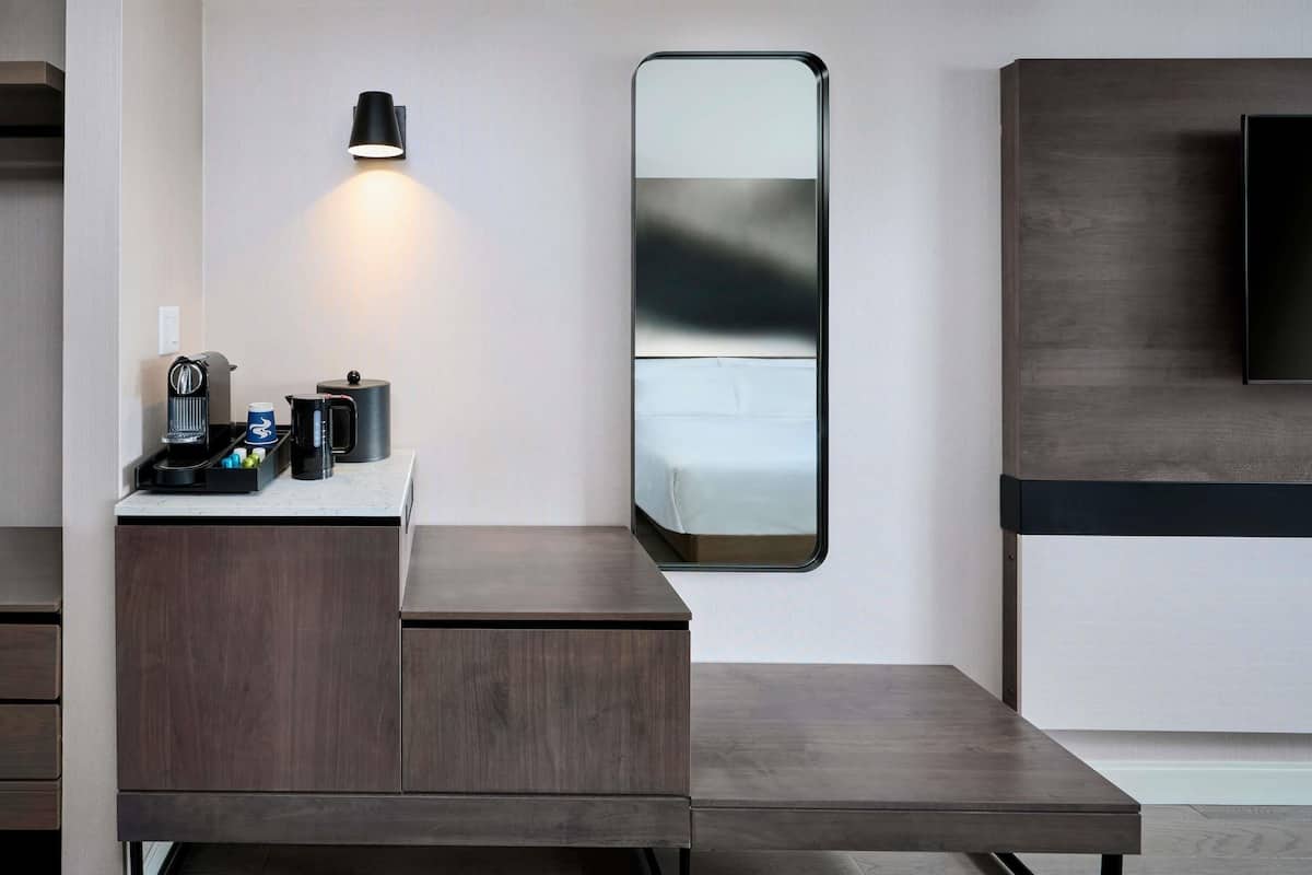 1 غرفة نوم وأغطية فراش متميزة وخزنة داخل الغرفة ومكتب