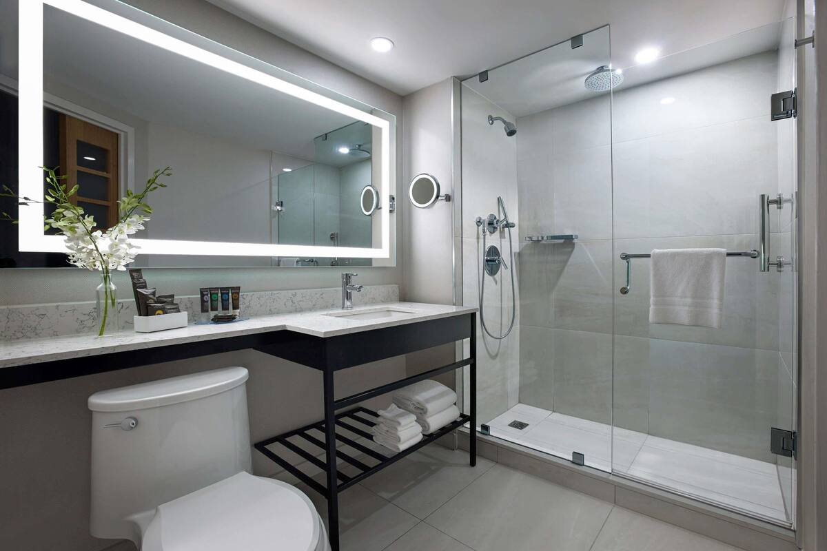 1 bedroom, premium bedding, in-room safe, desk