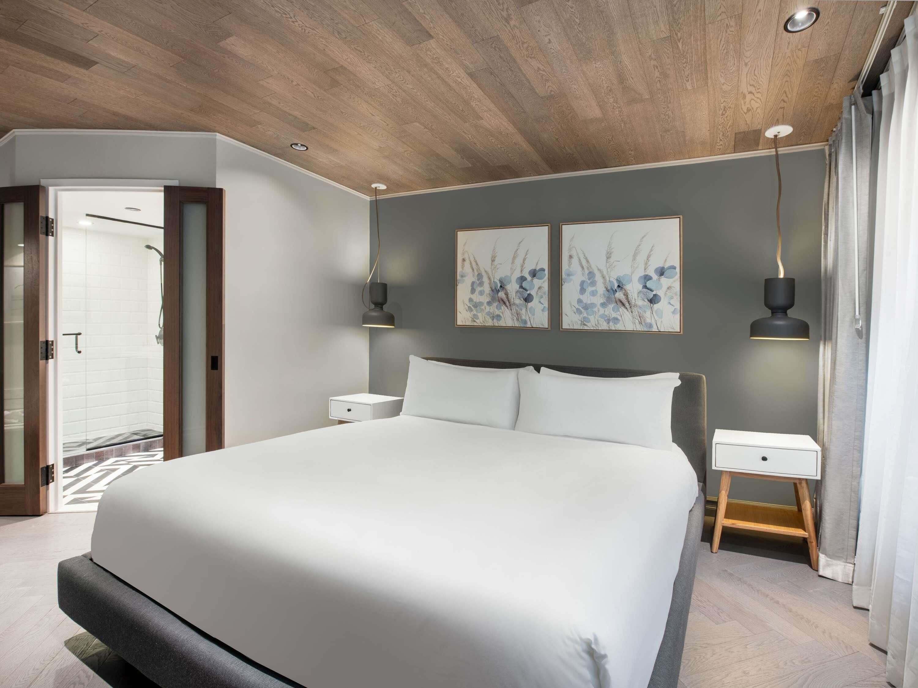 小型套房, 1 张特大床 | 1 多间卧室、高档床上用品、客房内保险箱、办公桌