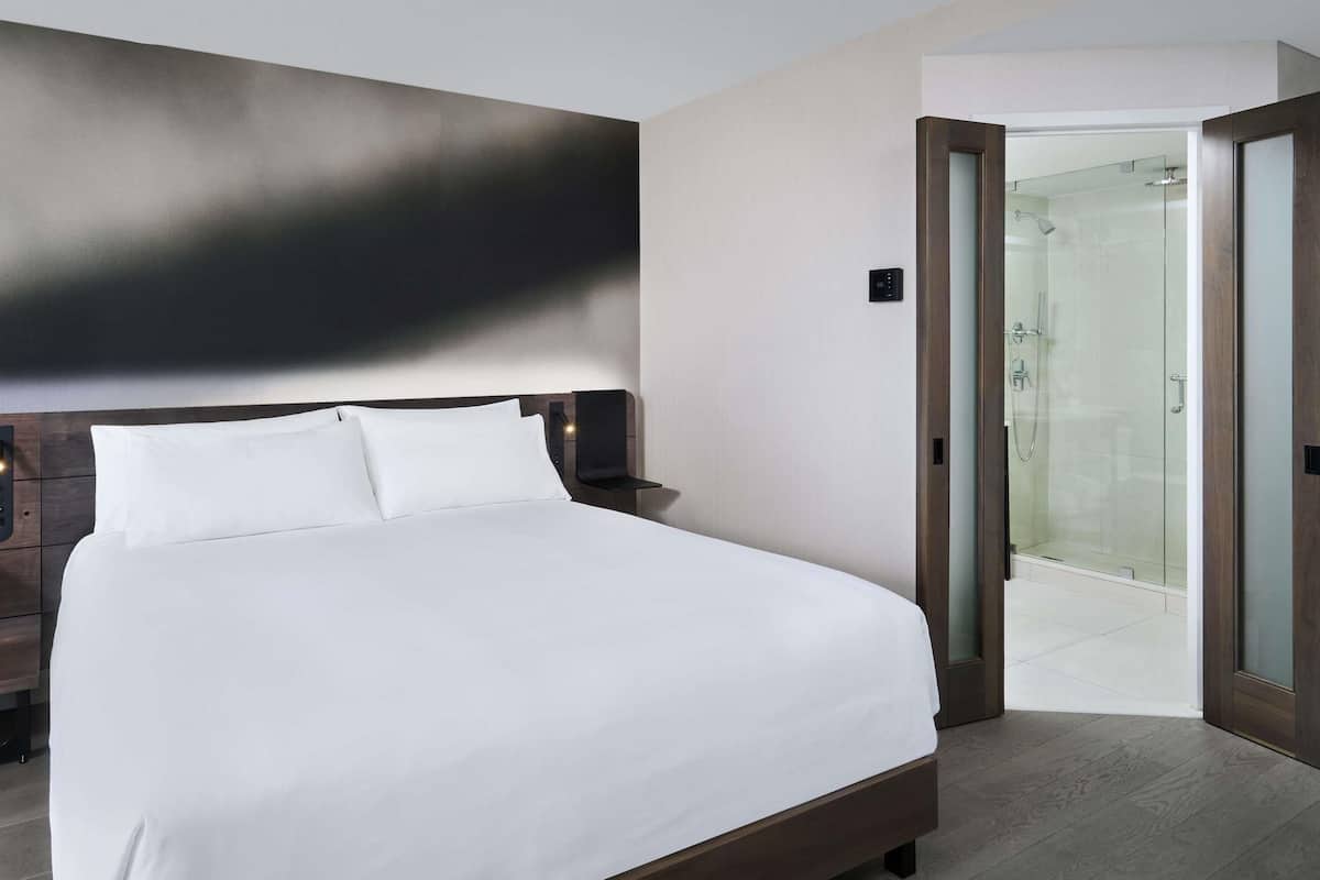 1 غرفة نوم وأغطية فراش متميزة وخزنة داخل الغرفة ومكتب