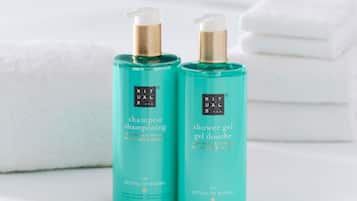 Twee flessen 'The Ritual of Karma' shampoo en douchegel.